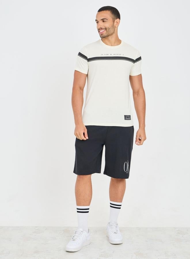 ستايلي تيشيرت بقصة عادية بطبعات شعارات ولوحات متباينة وتفاصيل شارة - Image 2